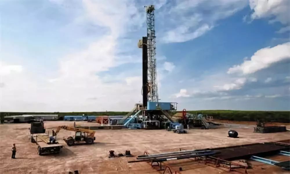 在洋山港海事局远程护航保障下