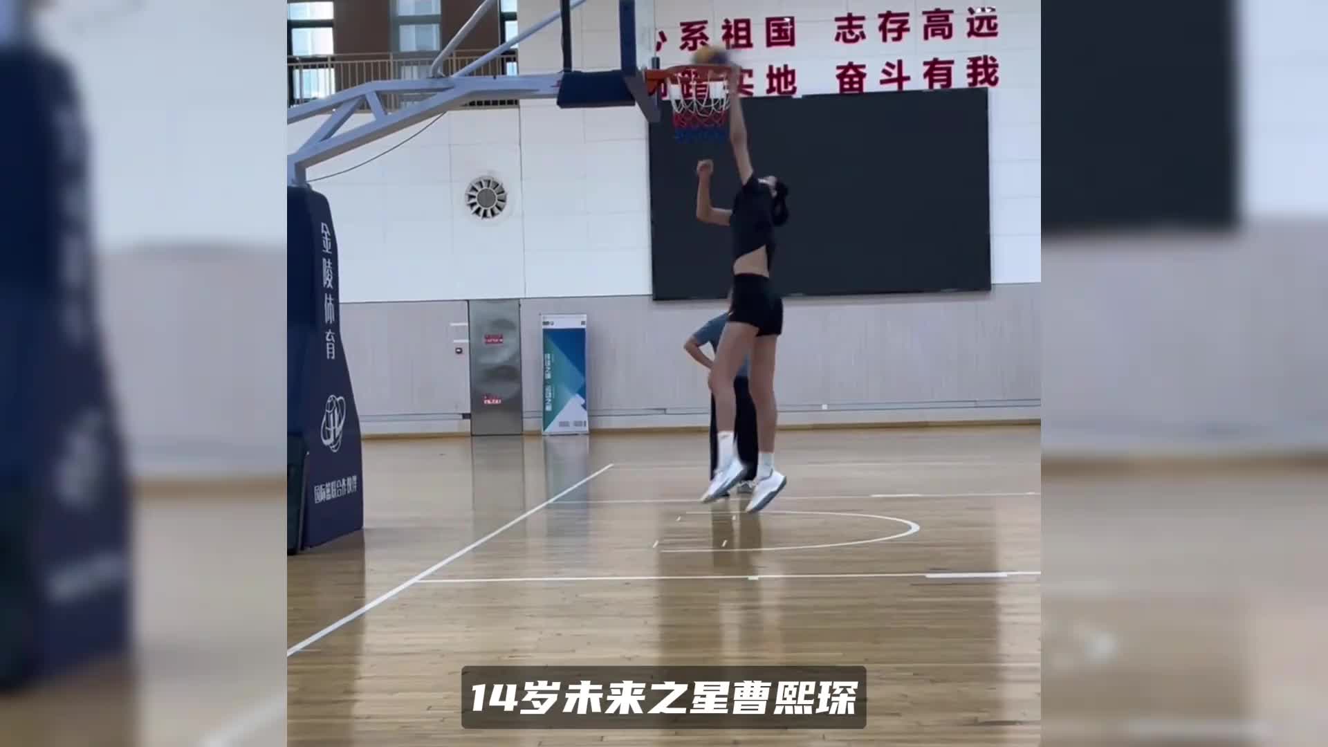 扣篮帝陈登星飞跃五人扣篮 张皓嘉空篮失手致广