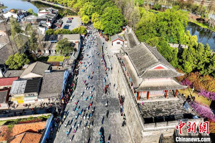 荆马鸣枪开跑：两万名选手穿越千年荆州古城，