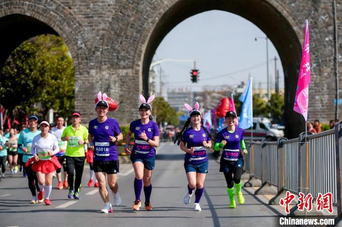 荆马鸣枪开跑：两万名选手穿越千年荆州古城，