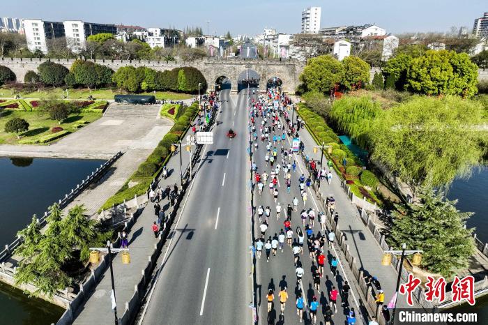 荆马鸣枪开跑：两万名选手穿越千年荆州古城，