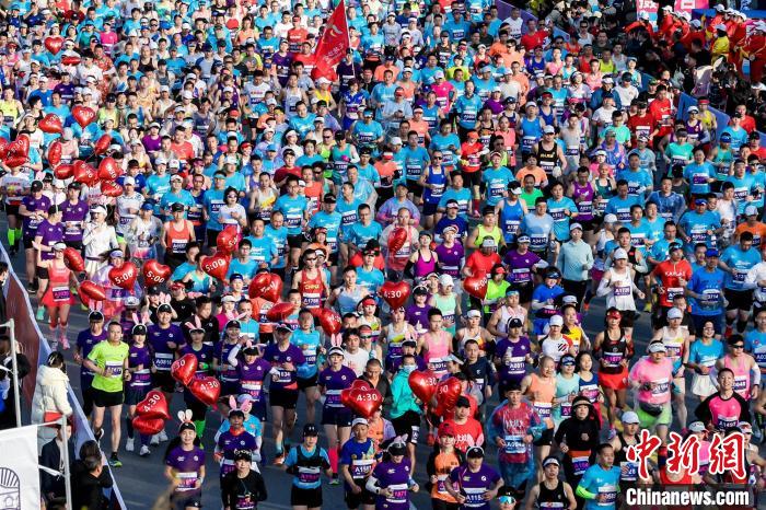 荆马鸣枪开跑：两万名选手穿越千年荆州古城，
