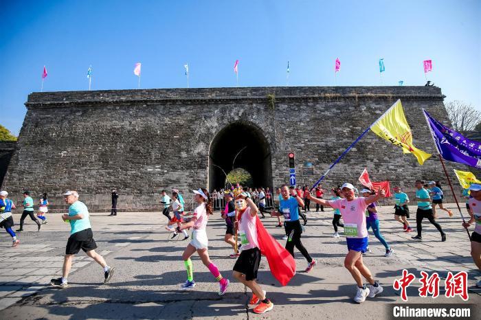 荆马鸣枪开跑：两万名选手穿越千年荆州古城，