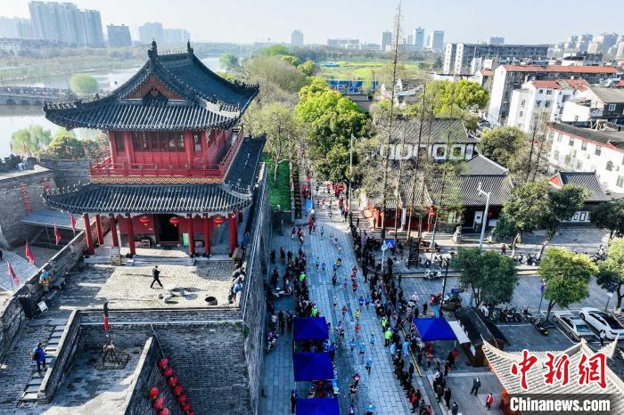 荆马鸣枪开跑：两万名选手穿越千年荆州古城，