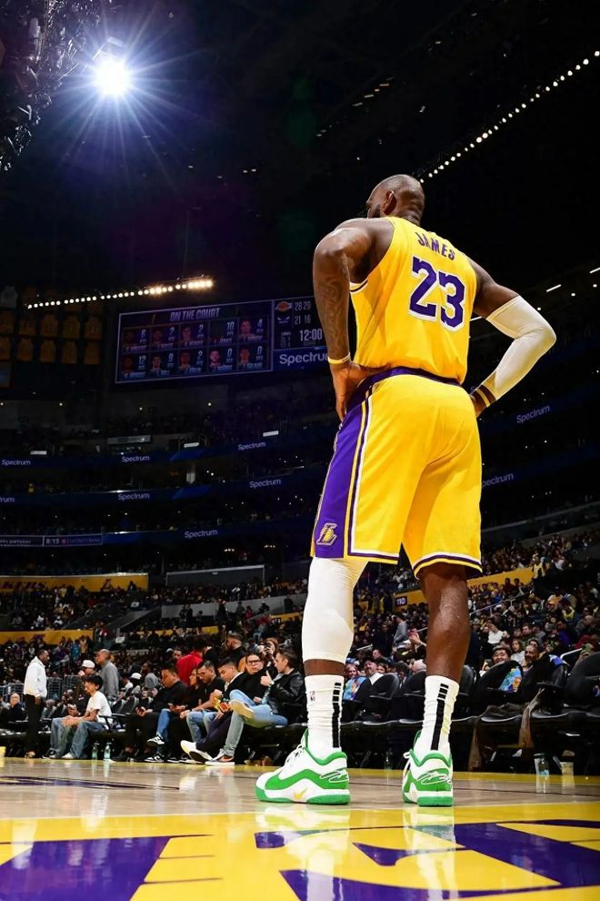 詹姆斯复出后湖人战绩飙升 东契奇与里夫斯成关