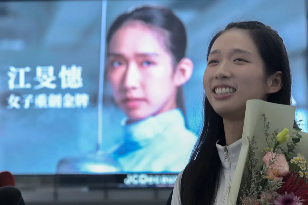 退役后首次现身：江旻憓以跨界履新投身香港赛